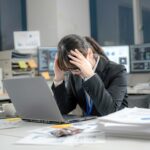 仕事で限界を感じたときに体に現れやすいサインの原因と対処法