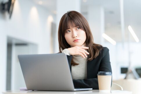 履歴書の証明写真の裏には何を書く？記入内容と気をつけるべき注意点