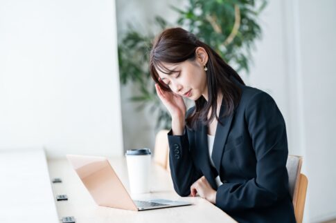 20代社会人が「仕事に疲れた」と感じる理由と対処法をデータを元に紹介