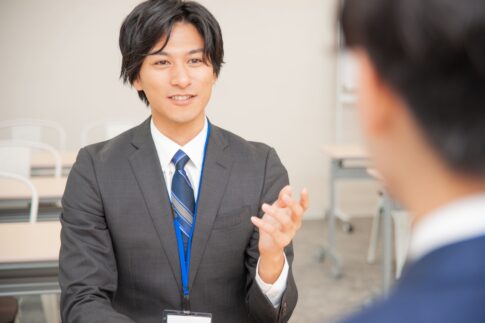 【例文つき】転職の面接が平日勤務で休めない場合の5つの方法と注意点を解説