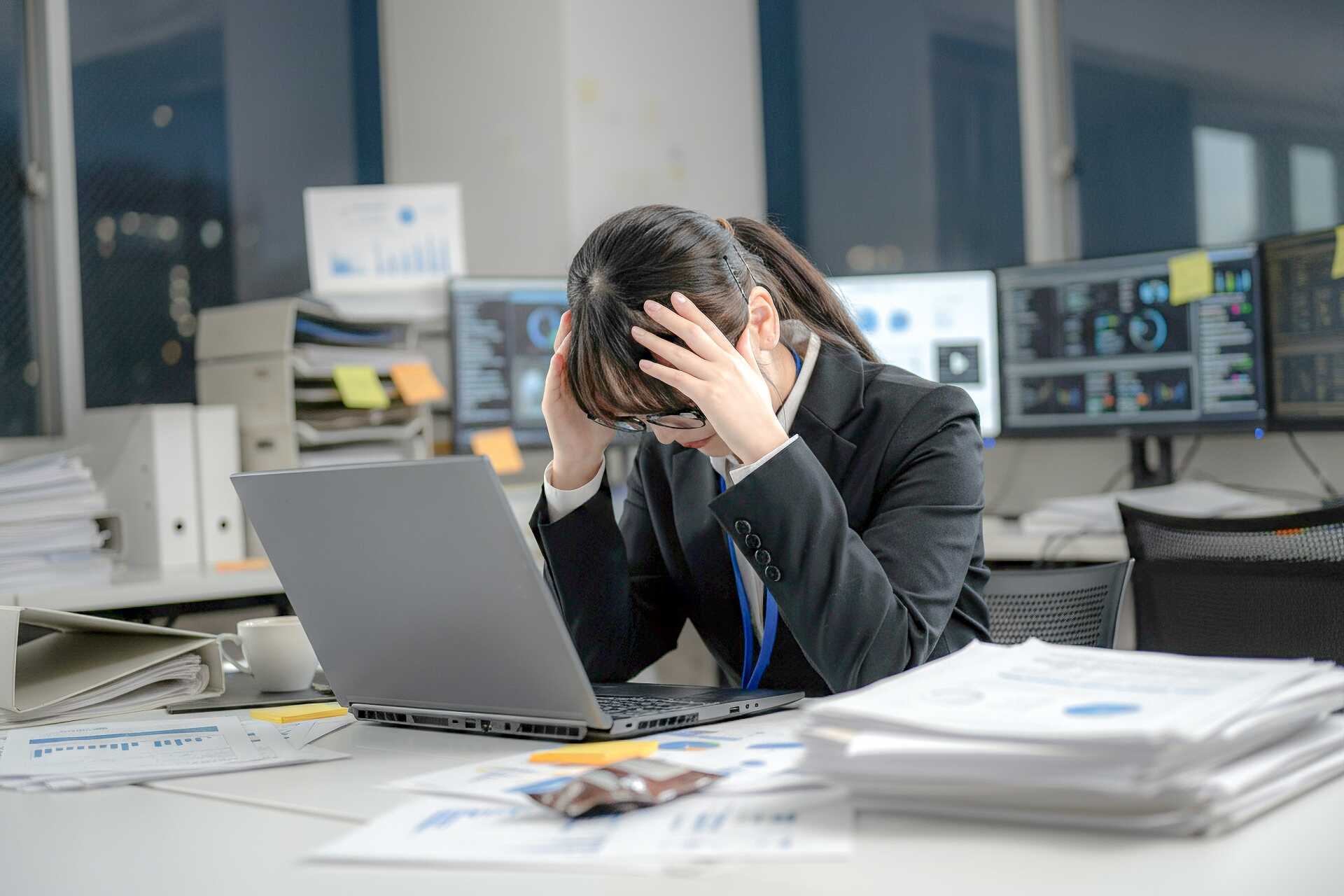 「会社辞めたい」と限界の時にやるべきことは？後悔しない対処法も解説