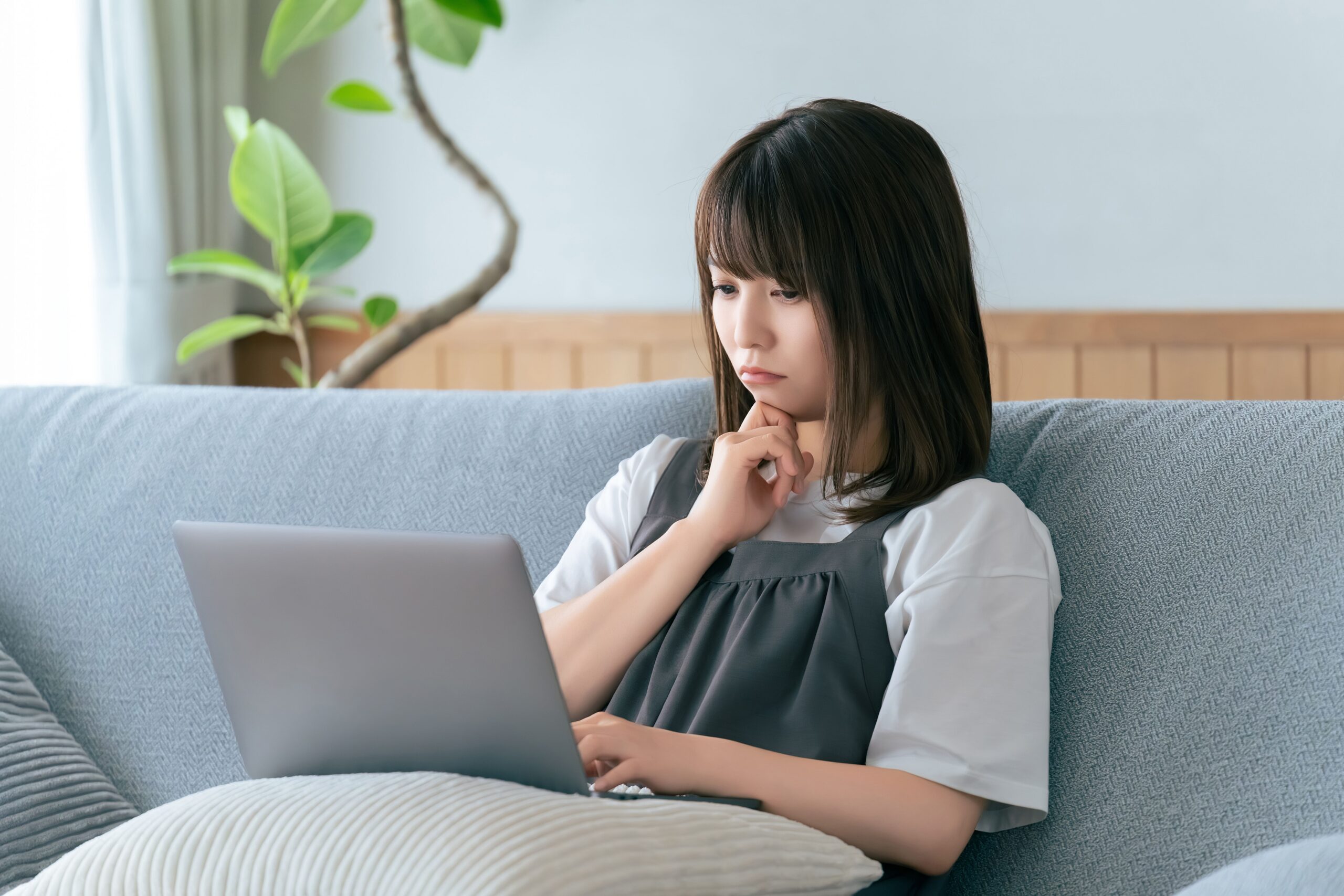 高卒で一人暮らしはきつい？初期費用やいつから独立するべきかも紹介！