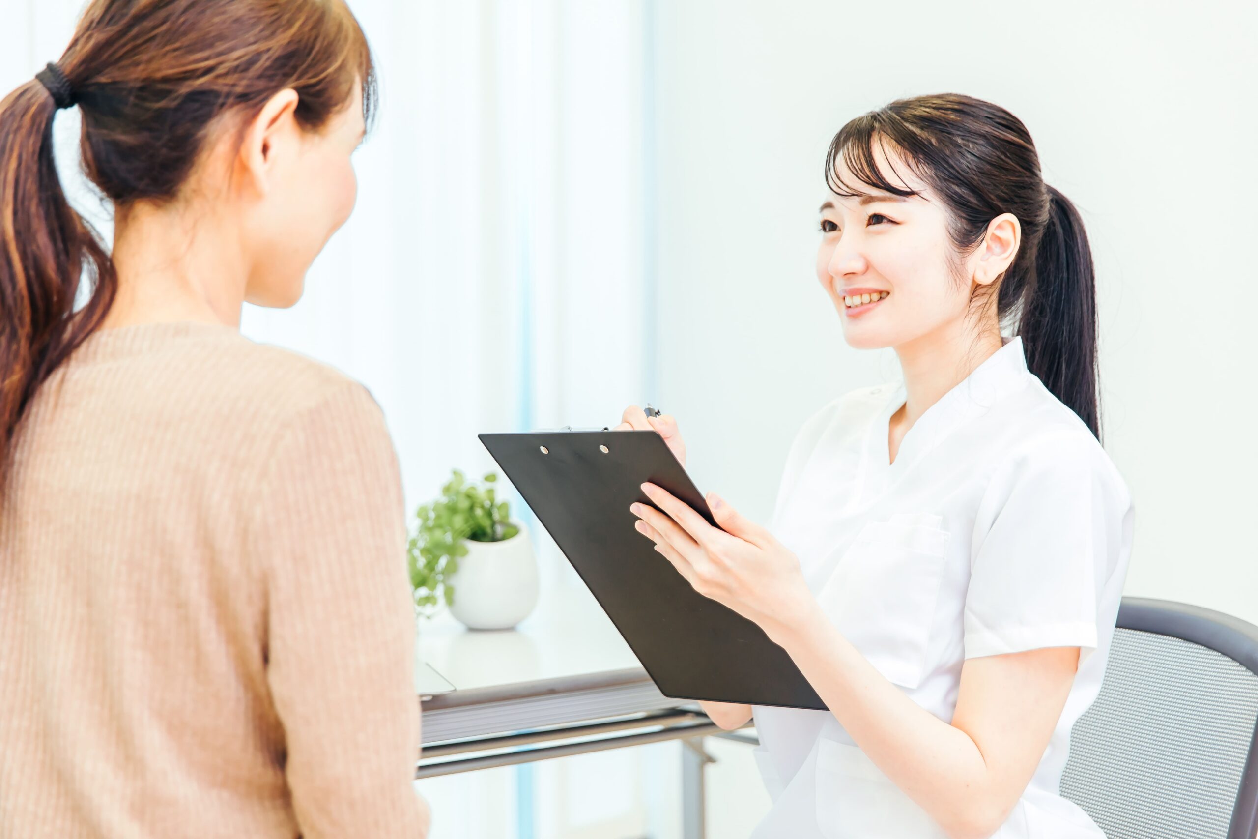 高卒で心理カウンセラーになる方法を解説!給与や仕事内容、おすすめの資格も紹介