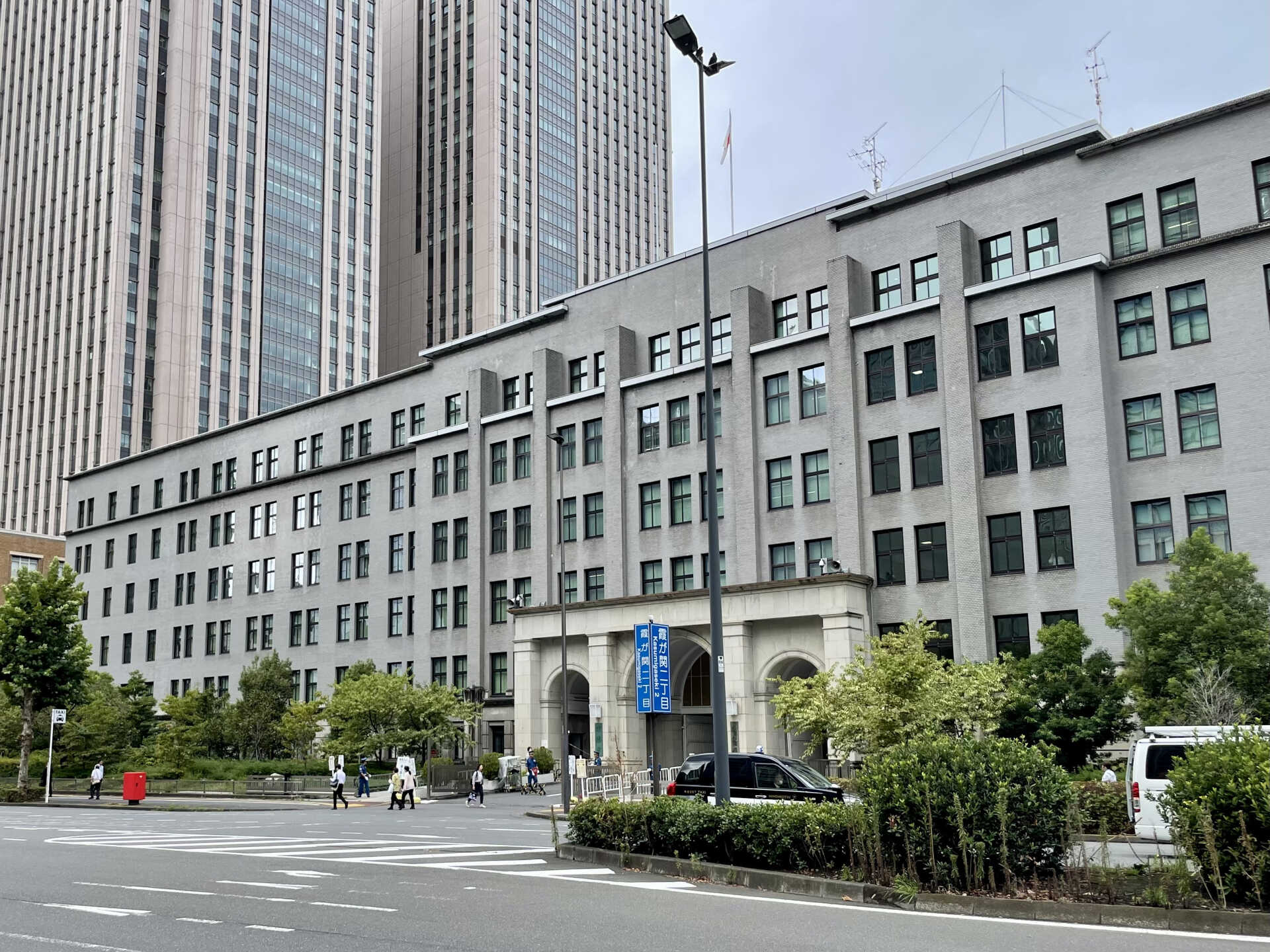 高卒から国家公務員になれる？メリット・デメリットや注意点も解説