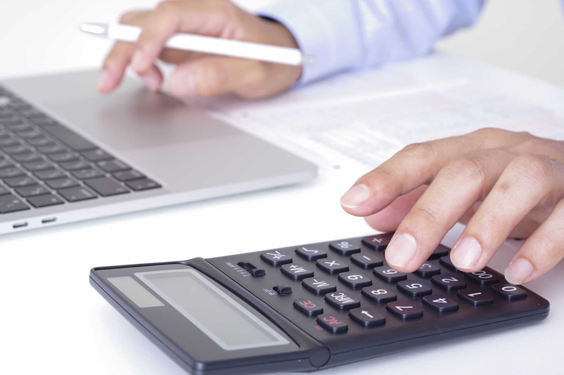 高卒から公認会計士になるには？合格率や就職するメリットを解説