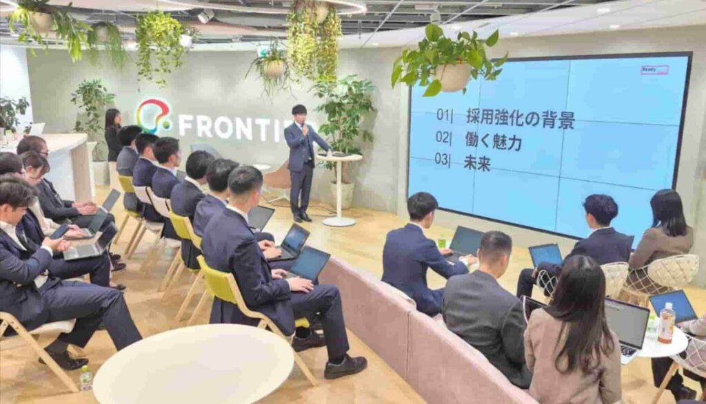 フロンティア株式会社の事業戦略を説明する様子