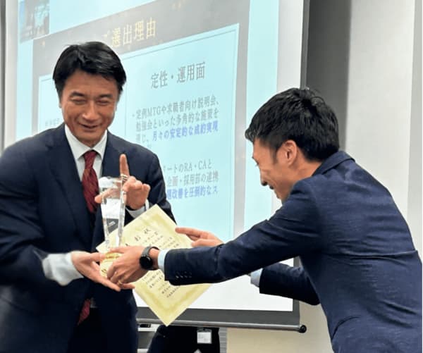 キャリアスタート株式会社 戸村がトロフィーを受け取る様子