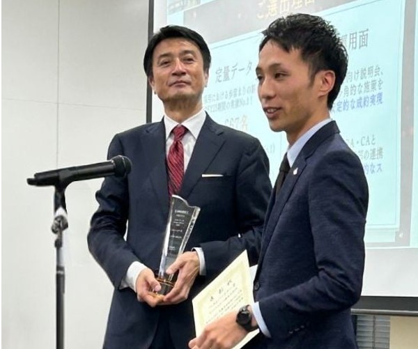 キャリアスタート株式会社 戸村が受賞コメントを述べる様子